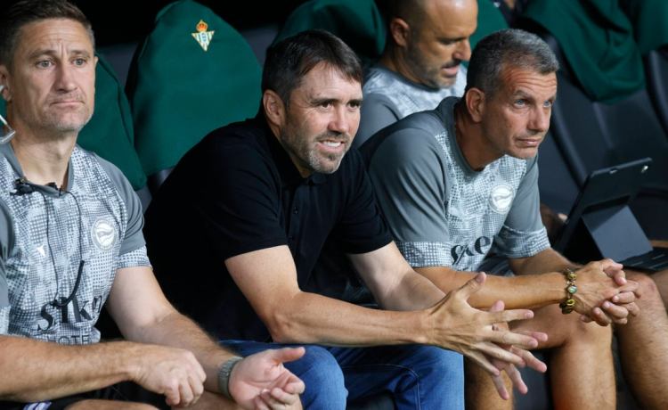 El enfado en el Alavés tras perder ante el Betis: Coudet y Sivera, sin pelos en la lengua El enfado en el Alavés tras perder ante el Betis: Coudet y Sivera, sin pelos en la lengua