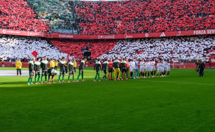 ¡El derbi tuvo que ser supendido temporalmente por lanzamiento de objetos! ¡El derbi tuvo que ser supendido temporalmente por lanzamiento de objetos!