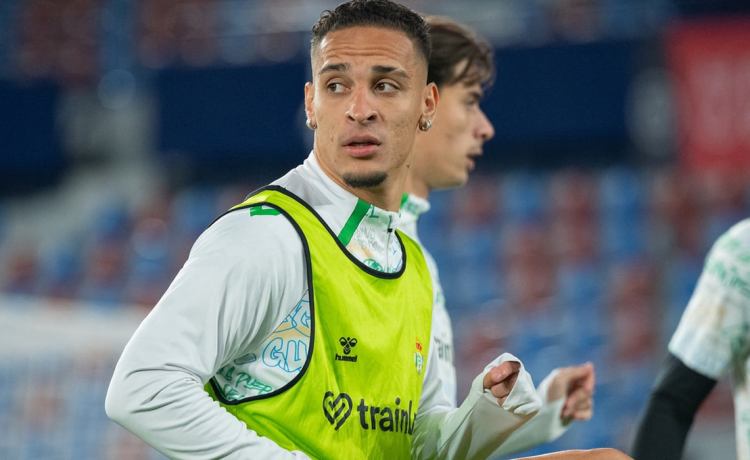Alerta en el Betis por el estado físico de Antony a tres días de la visita del Barça Alerta en el Betis por el estado físico de Antony a tres días de la visita del Barça
