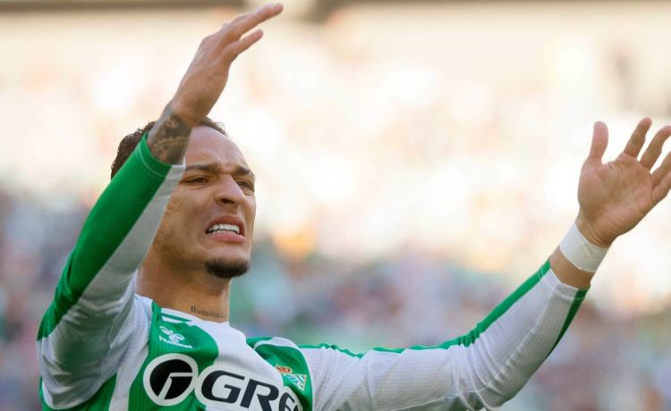 Tras pasar «toda la noche sin dormir», Antony confía en jugar el derbi contra el Sevilla: «El Betis va a recurrir mi expulsión» Tras pasar «toda la noche sin dormir», Antony confía en jugar el derbi contra el Sevilla: «El Betis va a recurrir mi expulsión»
