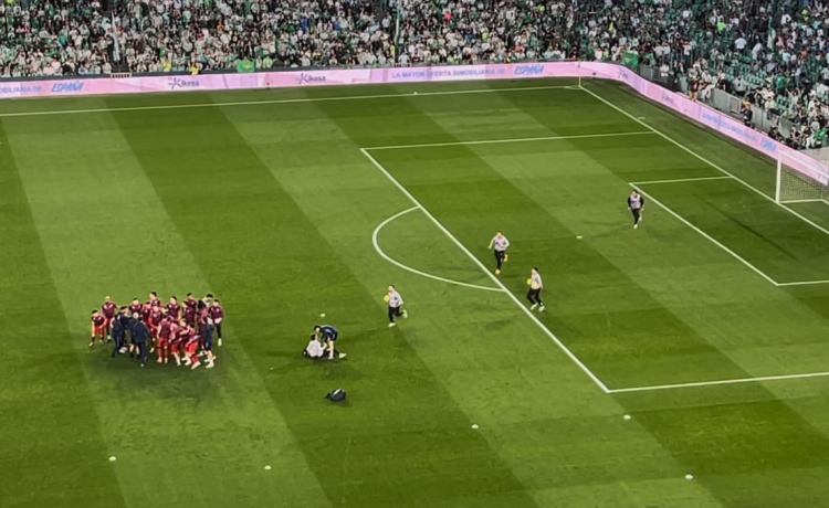 El incidente en la previa del derbi entre un utillero del Sevilla y un recogepelotas del Betis El incidente en la previa del derbi entre un utillero del Sevilla y un recogepelotas del Betis