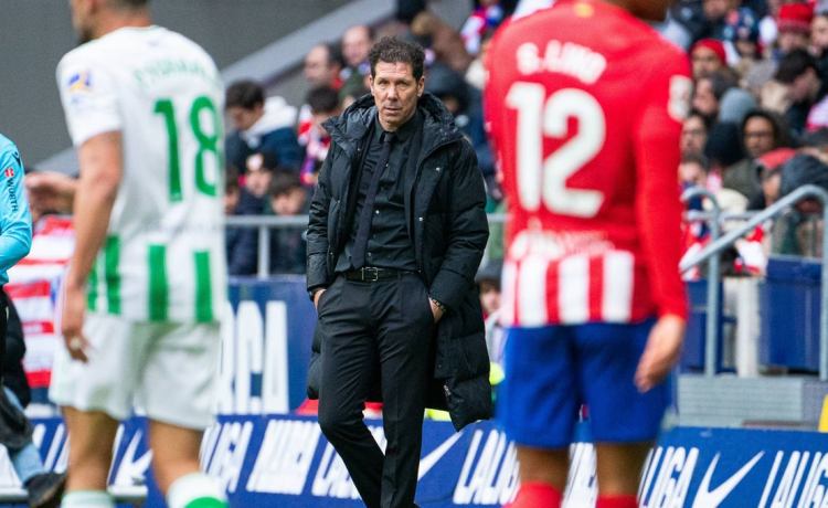 Simeone defiende sus cambios defensivos atacando: «Hay gente negativa… Por suerte, hay más positiva y optimista» Simeone defiende sus cambios defensivos atacando: «Hay gente negativa… Por suerte, hay más positiva y optimista»