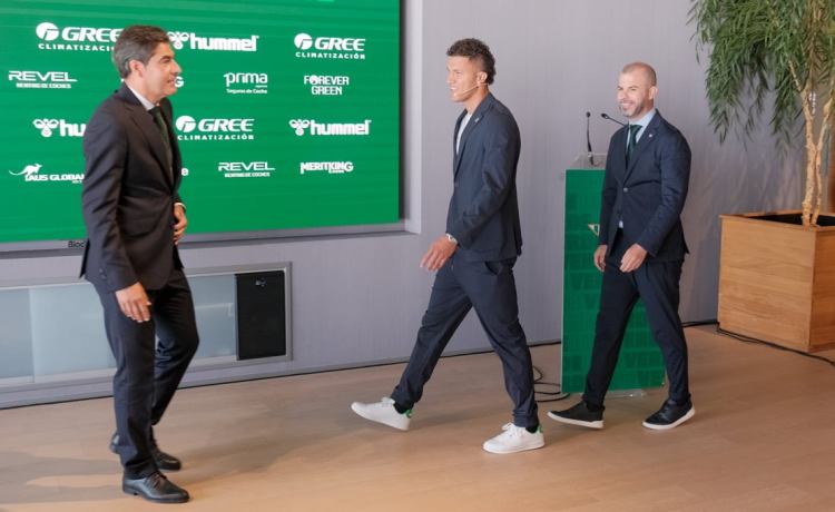 Manu Fajardo presume de plantilla e ideario: «Somos una familia; disfrutamos y sufrimos juntos, nos miramos todos los días a la cara» Manu Fajardo presume de plantilla e ideario: «Somos una familia; disfrutamos y sufrimos juntos, nos miramos todos los días a la cara»