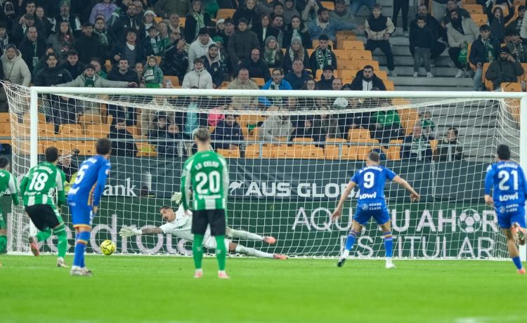 El Betis cierra la puerta: Álvaro Valles se crece y regala por Navidad el mejor registro defensivo del curso El Betis cierra la puerta: Álvaro Valles se crece y regala por Navidad el mejor registro defensivo del curso