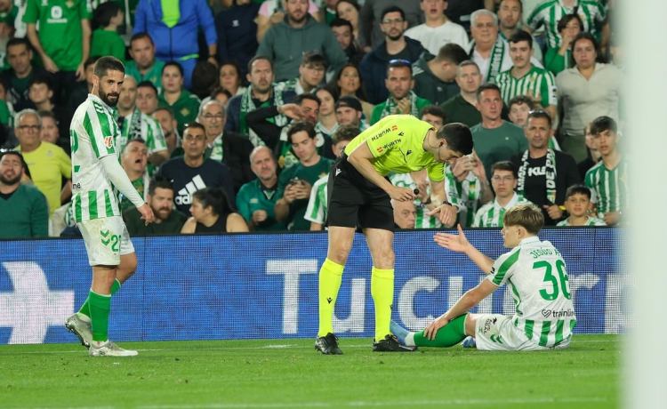 La única polémica de El Gran Derbi en el Benito Villamarín, antes y en el acta La única polémica de El Gran Derbi en el Benito Villamarín, antes y en el acta