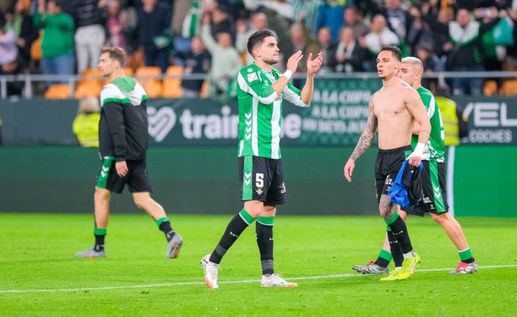 Bartra asegura que el vestuario del Betis ha captado el mensaje crítico de la afición: «El equipo necesitaba esa exigencia y esa ambición» Bartra asegura que el vestuario del Betis ha captado el mensaje crítico de la afición: «El equipo necesitaba esa exigencia y esa ambición»