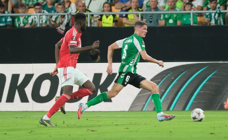 El Eintracht no se olvida para enero de Altimira: «Cuando un club apuesta dinero por ti, lo piensas» El Eintracht no se olvida para enero de Altimira: «Cuando un club apuesta dinero por ti, lo piensas»