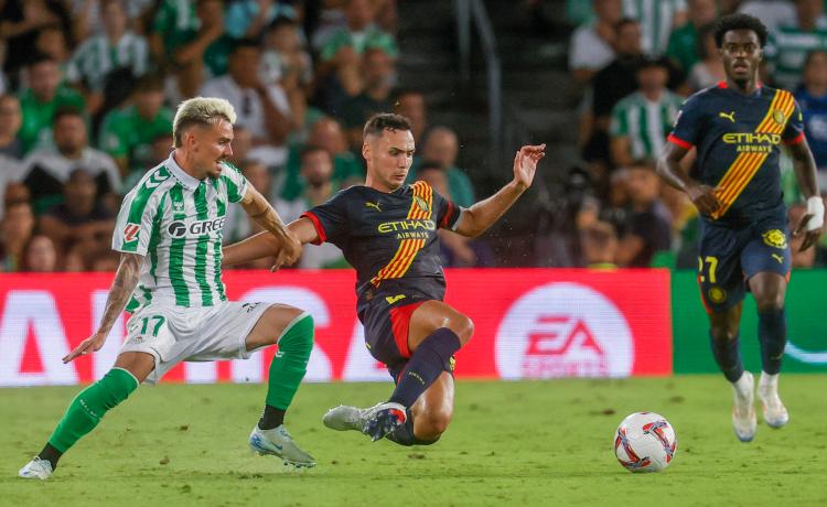 El Betis para sus errores arriba y su excesivo repliegue El Betis para sus errores arriba y su excesivo repliegue