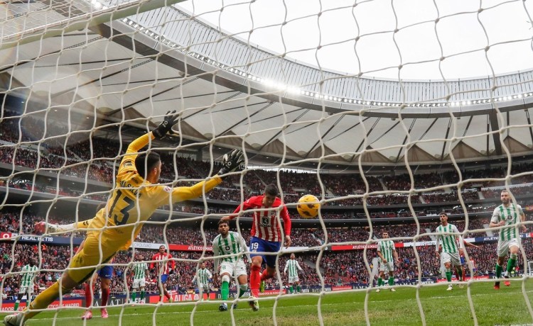 2-1: Los errores propios lastran a un Betis maldito en el Metropolitano 2-1: Los errores propios lastran a un Betis maldito en el Metropolitano