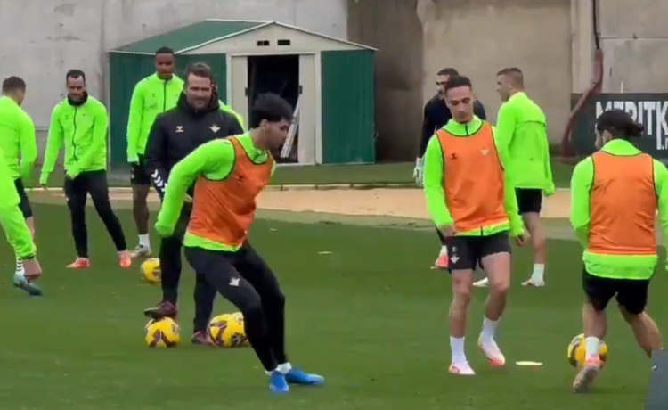 Antony ya entrena con el Betis y se queda el ’17’ de Joaquín Antony ya entrena con el Betis y se queda el ’17’ de Joaquín