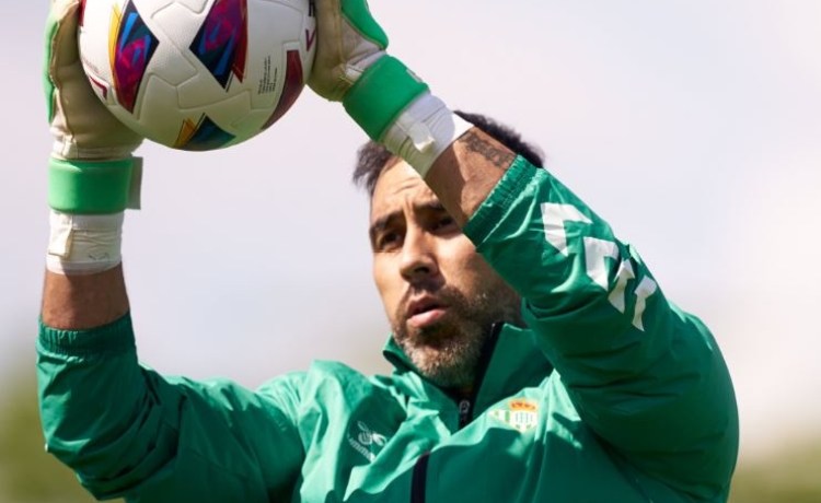 Chile llama de nuevo a Claudio Bravo pese a que lleva cuatro meses sin jugar Chile llama de nuevo a Claudio Bravo pese a que lleva cuatro meses sin jugar