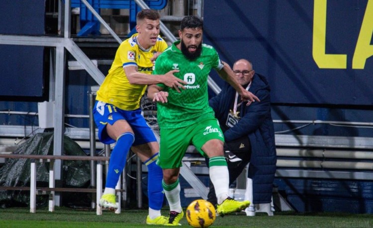 Fekir, con una máscara de protección, vuelve a ejercitarse junto a sus compañeros Fekir, con una máscara de protección, vuelve a ejercitarse junto a sus compañeros