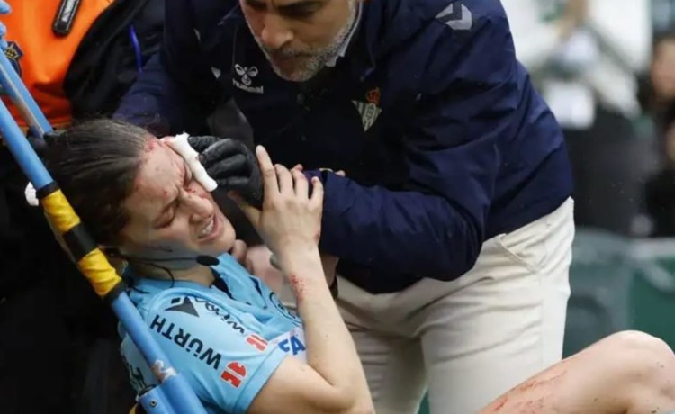 El árbitro denuncia en el acta al cámara de TV que provocó las graves heridas de la juez de línea El árbitro denuncia en el acta al cámara de TV que provocó las graves heridas de la juez de línea