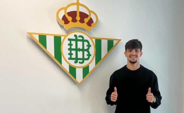 La nueva promesa en el lateral izquierdo que el Betis “roba” a los grandes La nueva promesa en el lateral izquierdo que el Betis “roba” a los grandes