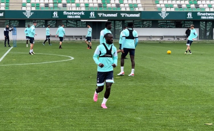 Youssouf Sabaly se ejercita junto al grupo y saldrá de inicio ante el Villarreal Youssouf Sabaly se ejercita junto al grupo y saldrá de inicio ante el Villarreal