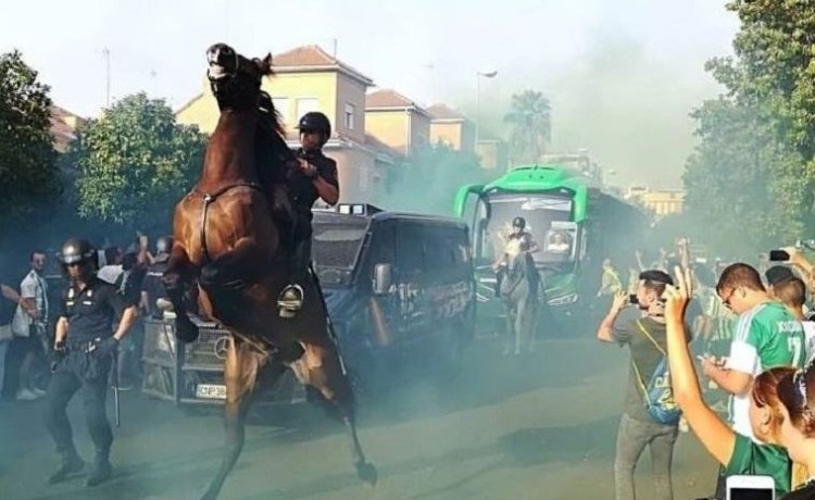 Los aficionados del Betis no podrán acercarse al autocar del equipo Los aficionados del Betis no podrán acercarse al autocar del equipo