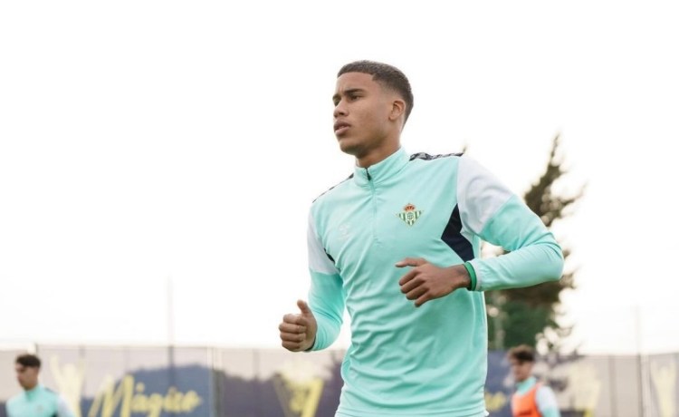 El Betis renueva a Álex Pérez antes de cederlo al Inter El Betis renueva a Álex Pérez antes de cederlo al Inter