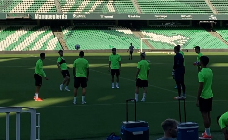 Bellerín, principal ausencia en la última sesión del Real Betis antes de recibir al Girona Bellerín, principal ausencia en la última sesión del Real Betis antes de recibir al Girona