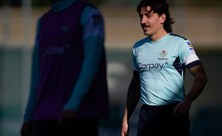 Pellegrini, con 12 jugadores de campo más los canteranos para recibir al Dinamo de Zagreb Pellegrini, con 12 jugadores de campo más los canteranos para recibir al Dinamo de Zagreb