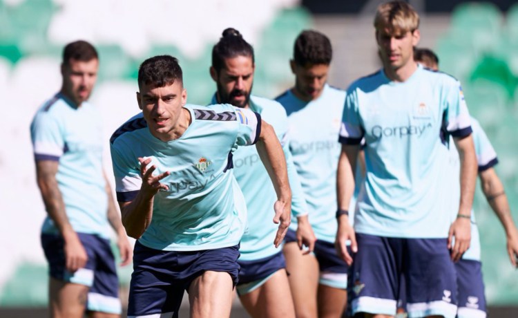 Bellerín, principal ausencia en la lista de Pellegrini para el derbi Bellerín, principal ausencia en la lista de Pellegrini para el derbi