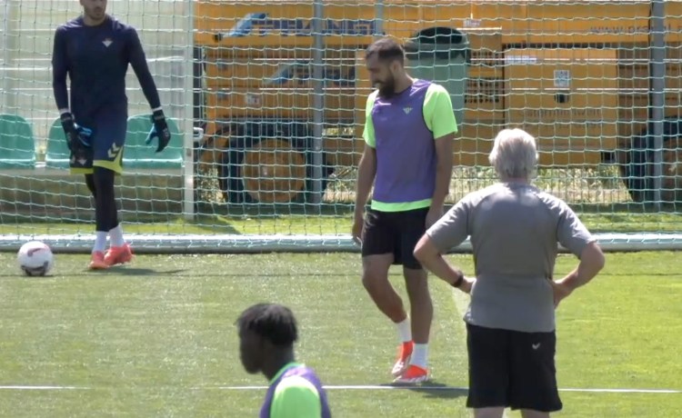 Las ofertas por Borja Iglesias no convencen de momento en el Betis Las ofertas por Borja Iglesias no convencen de momento en el Betis