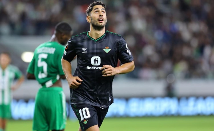 Ayoze Pérez ya habría comunicado al Betis su marcha al Villarreal Ayoze Pérez ya habría comunicado al Betis su marcha al Villarreal