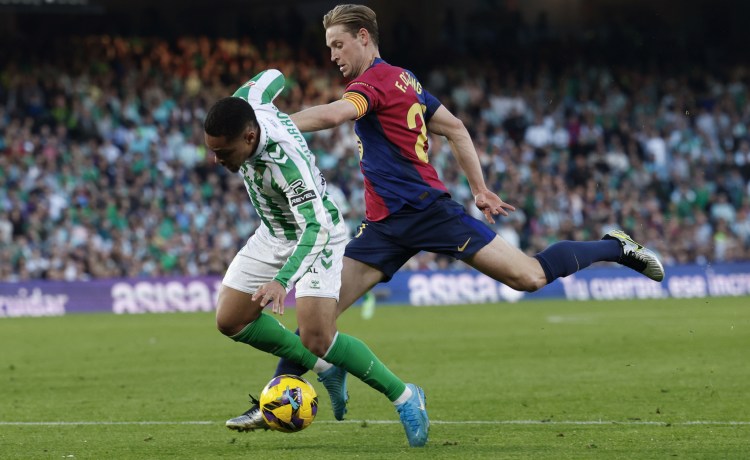 El VAR, en el penalti de De Jong: «Te recomiendo una revisión para que valores una posible acción de penalti» El VAR, en el penalti de De Jong: «Te recomiendo una revisión para que valores una posible acción de penalti»
