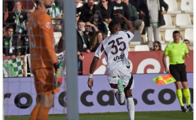 Kofane, el nuevo ídolo de la afición del Alba está… en el punto de mira Kofane, el nuevo ídolo de la afición del Alba está… en el punto de mira