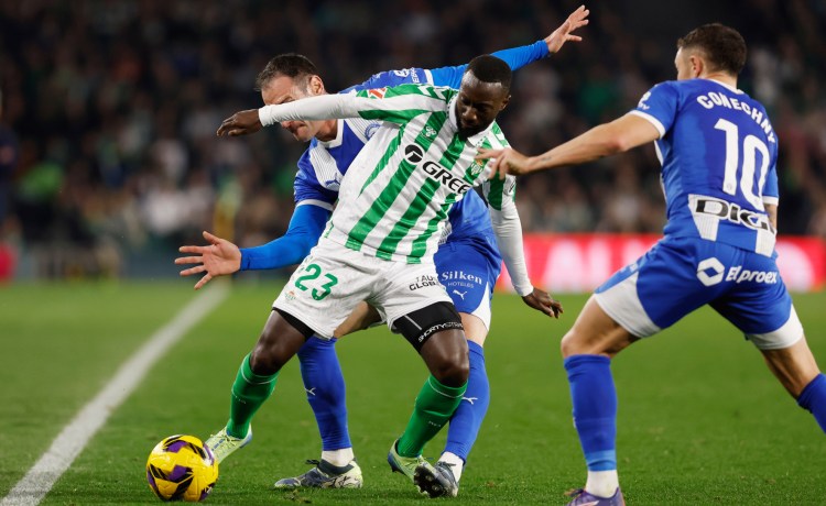 El Betis confirma la lesión de Sabaly, un serio contratiempo para Pellegrini El Betis confirma la lesión de Sabaly, un serio contratiempo para Pellegrini