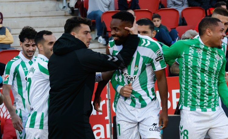 Bakambu, decidido a seguir en el Betis pese a las ofertas Bakambu, decidido a seguir en el Betis pese a las ofertas