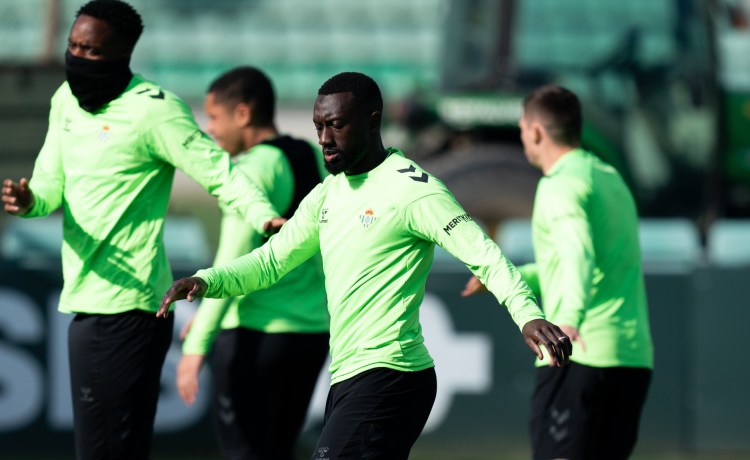 Sabaly, principal novedad en la lista de Pellegrini frente al KAA Gent Sabaly, principal novedad en la lista de Pellegrini frente al KAA Gent