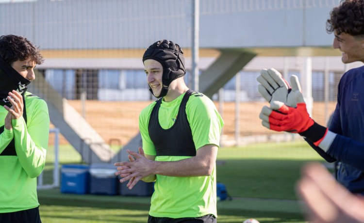 Félix Garreta, el canterano bético que estuvo en coma inducido, vuelve a los entrenamientos Félix Garreta, el canterano bético que estuvo en coma inducido, vuelve a los entrenamientos