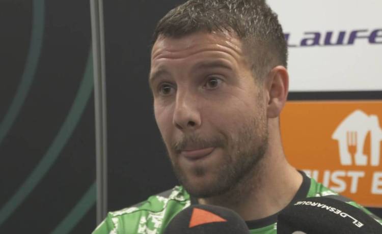 El turbio enganchón de un futbolista del Betis con un periodista: «¿Me vas a dejar hablar?» El turbio enganchón de un futbolista del Betis con un periodista: «¿Me vas a dejar hablar?»