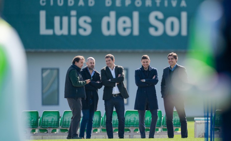 La plana mayor del Betis arropa a su equipo pensando en el derbi La plana mayor del Betis arropa a su equipo pensando en el derbi