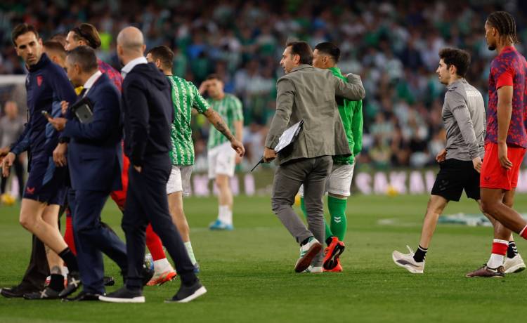 Tensión en el calentamiento entre un miembro del cuerpo técnico del Sevilla y un recogepelotas Tensión en el calentamiento entre un miembro del cuerpo técnico del Sevilla y un recogepelotas