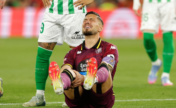 Javi Sánchez sale lesionado y entre lágrimas del Benito Villamarín Javi Sánchez sale lesionado y entre lágrimas del Benito Villamarín