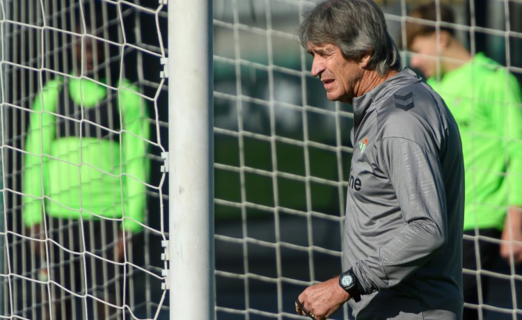 Pellegrini: «¿La Champions? En el fútbol no hay que dar nada por perdido mientras los números calcen» Pellegrini: «¿La Champions? En el fútbol no hay que dar nada por perdido mientras los números calcen»