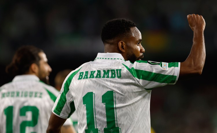 Bakambu: «Cada vez que tenemos la oportunidad de vestir la camiseta del Betis hay que honrarla» Bakambu: «Cada vez que tenemos la oportunidad de vestir la camiseta del Betis hay que honrarla»