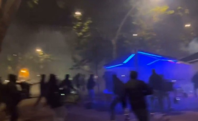 Ultras del Betis y de la Fiorentina se enfrentan en una batalla campal con lanzamiento de bengalas Ultras del Betis y de la Fiorentina se enfrentan en una batalla campal con lanzamiento de bengalas