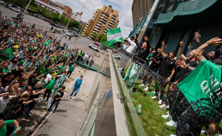 Baño de masas del Betis tras su histórica clasificación para la final de la Conference Baño de masas del Betis tras su histórica clasificación para la final de la Conference