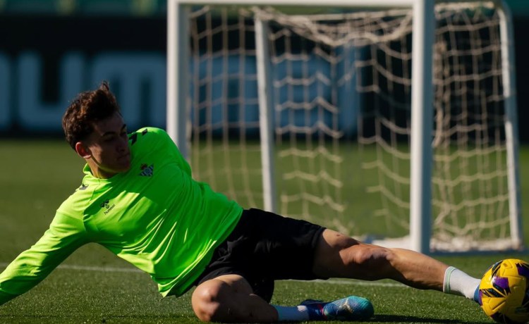 Pellegrini tira de la cantera en el último entrenamiento antes de visitar al Rayo Vallecano Pellegrini tira de la cantera en el último entrenamiento antes de visitar al Rayo Vallecano