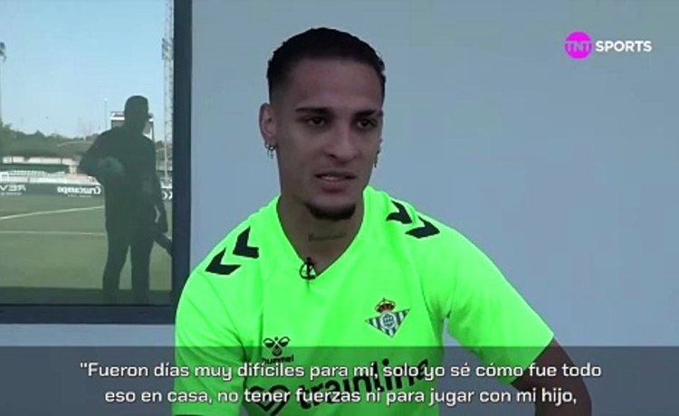 Antony rompe a llorar durante una entrevista al recordar su pasado… Antony rompe a llorar durante una entrevista al recordar su pasado…