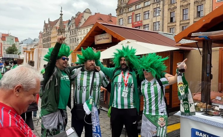 Desembarco en Breslavia: la afición del Betis toma la calles de la ciudad Desembarco en Breslavia: la afición del Betis toma la calles de la ciudad