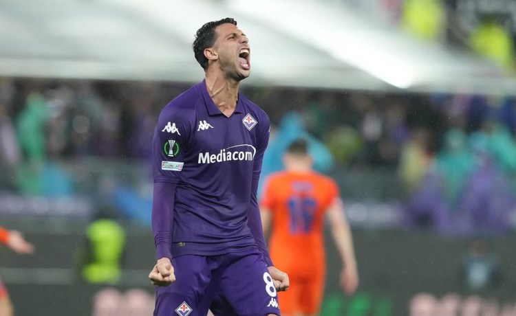 El Betis centra sus movimientos de mercado en el doble pivote El Betis centra sus movimientos de mercado en el doble pivote