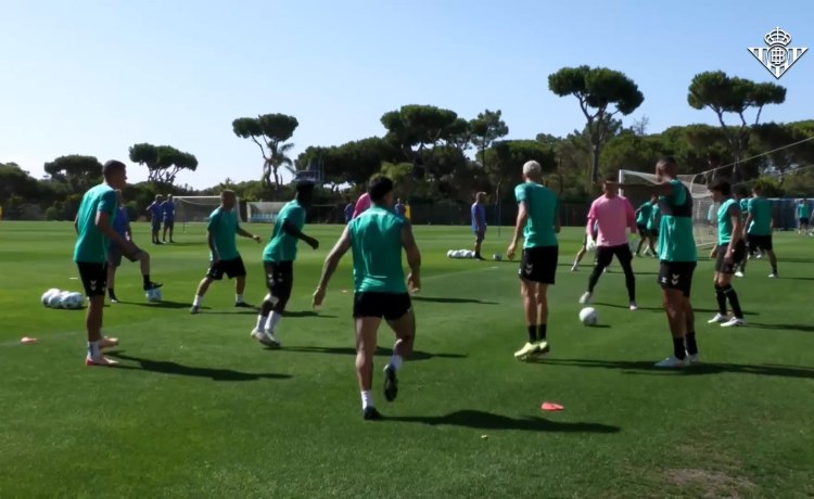 Bellerín y el Chimy, con el grupo en el primer entrenamiento en Portugal Bellerín y el Chimy, con el grupo en el primer entrenamiento en Portugal