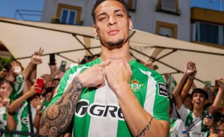 Antony ya habla como el Antonio de Triana del Betis y no duda en descartar al Sevilla Antony ya habla como el Antonio de Triana del Betis y no duda en descartar al Sevilla