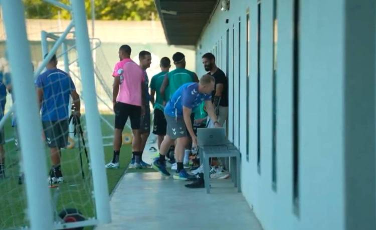 Isco, con muletas, regresa a la ciudad deportiva del Betis Isco, con muletas, regresa a la ciudad deportiva del Betis
