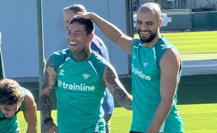 Amrabat se estrena en una sesión de entrenamiento sin Bartra Amrabat se estrena en una sesión de entrenamiento sin Bartra