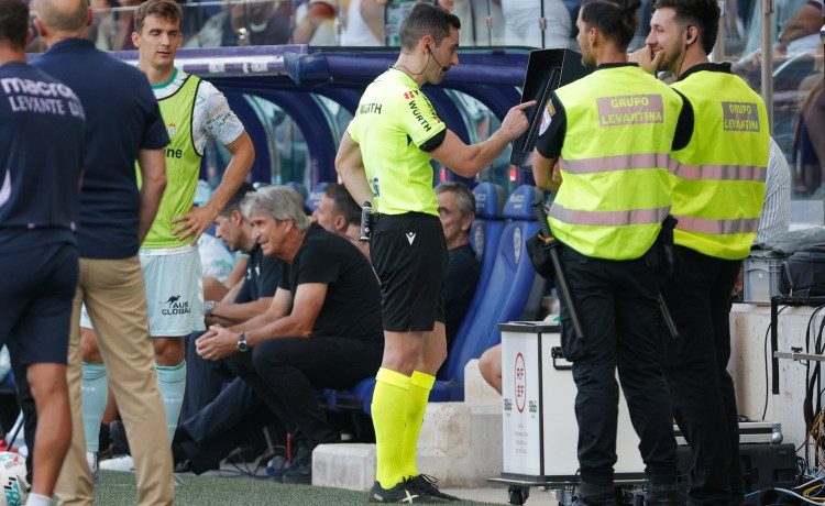 Junior y la polémica ante el Levante: «El VAR podría ver que el chico tiene actitud de querer engañar al árbitro» Junior y la polémica ante el Levante: «El VAR podría ver que el chico tiene actitud de querer engañar al árbitro»