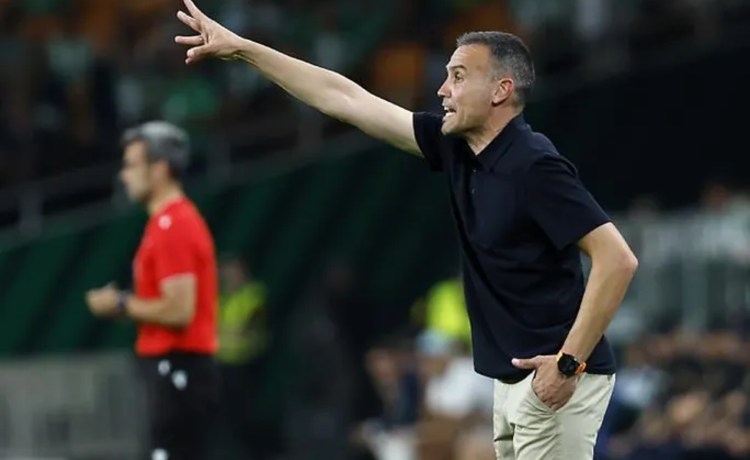 Sergio: «Era la segunda amarilla de Natan, pero los árbitros nos han dicho que la primera se la habían apuntado a Amrabat» Sergio: «Era la segunda amarilla de Natan, pero los árbitros nos han dicho que la primera se la habían apuntado a Amrabat»